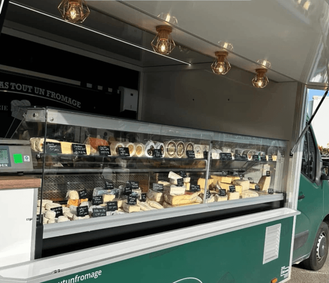 Comptoir réfrigéré du camion avec les fromages